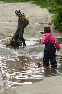 Atlama ve çamurlu göletlerde sıçramasına çocuk