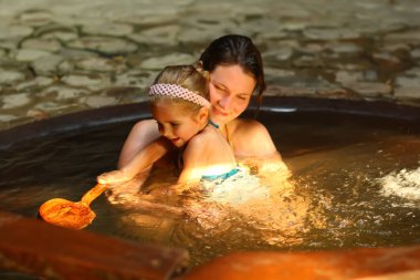 Anne ve kızı spa açık termal banyo