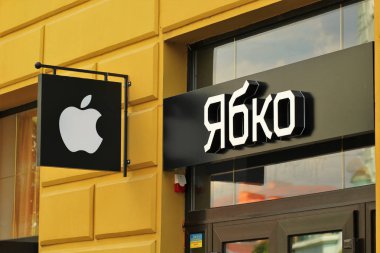 Mukachevo, Ukrayna - 6 Ağustos 2018: Ukrayna zinciri Apple ürünleri satan mağaza 