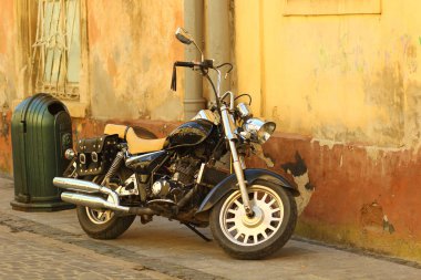 Lviv, Ukrayna - 7 Ağustos 2018: Yan görünüm bir vintage motosiklet park edilmiş againt grunge sarı duvar Lviv şehir şehir