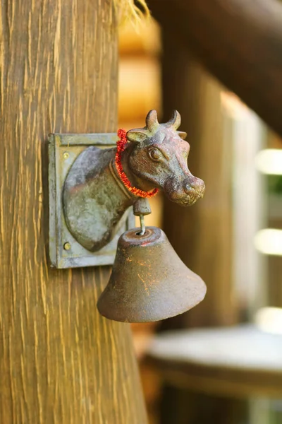 Brass Vintage Vaca Cabeça Porta Sino — Fotografia de Stock