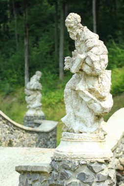 Turja Pasika, Zakarpattya, Ukrayna - 2 Ağustos 2018: İki misyonerleri Schoenborn Park, Voevodyno resort, Karpatlar heykelleri