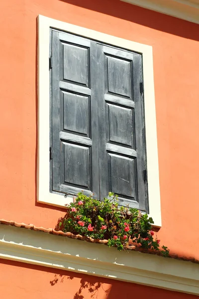 Pintoresca Ventana Vintage Con Persianas Madera Tallada Flores Pared Color — Foto de Stock