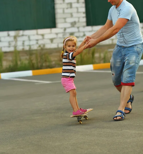 아버지 스케이트 딸을가 — 스톡 사진
