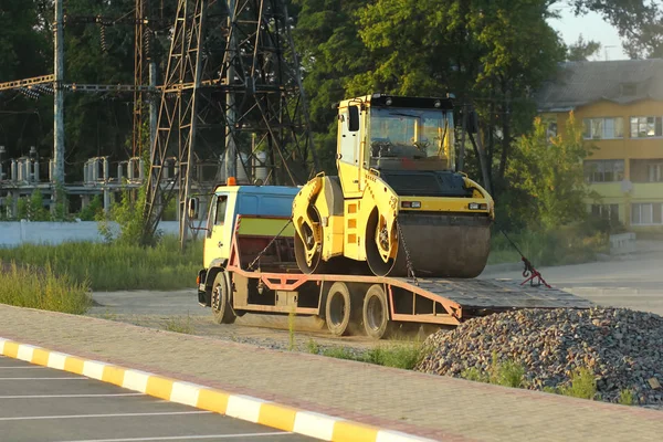 Transportation of a steam roller, industrial construction roadworks