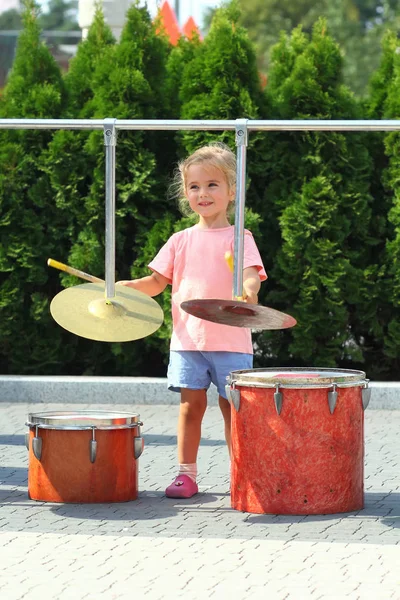 Twee Jarige Schattig Meisje Leren Drummen Buiten — Stockfoto