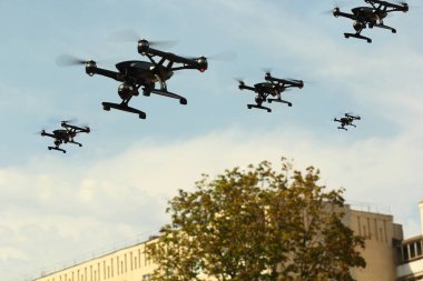 İnsansız uçak sistemi (İHA) Quadcopters uçağı hava bitti şehirde sürüsü