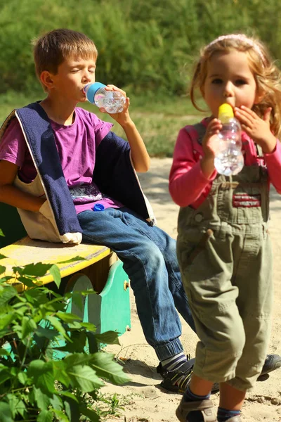 Durstige Kinder Trinken Wasser Freien — Stockfoto