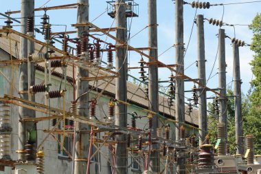 Eski paslı yüksek voltajlı elektrik santrali anahtarları ve disconnecters parçası.