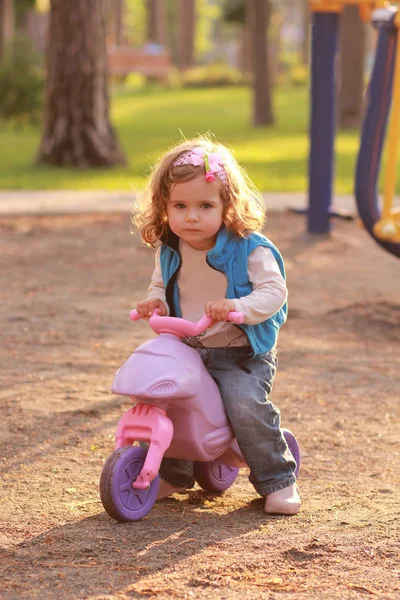 Маленькая Девочка Катается Маленьком Розовом Велосипеде Солнечном Летнем Парке — стоковое фото