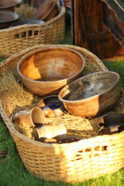 Vintage otantik ahşap tabak ve bardaklar ile güneşli sepette hey