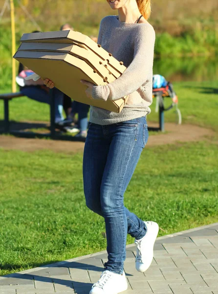 Mujer Joven Trayendo Muchas Cajas Pizza Picnic Parque Soleado — Foto de Stock