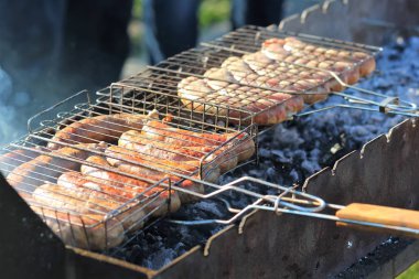 Açık havada mangal Barbekü sosis pişmiş
