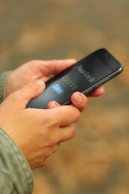 Kadının el smartphone ile kapatın ve lütfen bize yazı oranı
