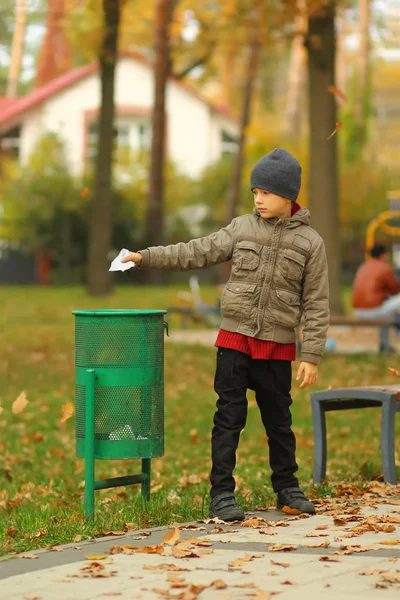 紙をゴミ箱に投げて 歳の男の子の完全な長さの肖像画 ゴミ缶秋の公園で — ストック写真