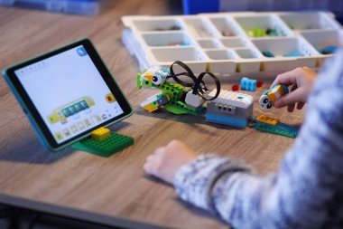 Kiev, Ukrayna - 1 Aralık 2018: Closeup çocuğun elleri lego robot inşa ve robotik dersi okulda programlama