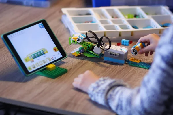 Kiev, Ukrayna - 1 Aralık 2018: Closeup çocuğun elleri lego robot inşa ve robotik dersi okulda programlama