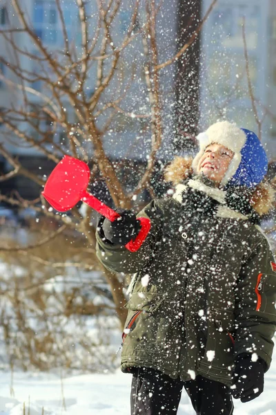 Porträt Eines Siebenjährigen Kaukasischen Jungen Der Mit Dem Ersten Schnee — Stockfoto