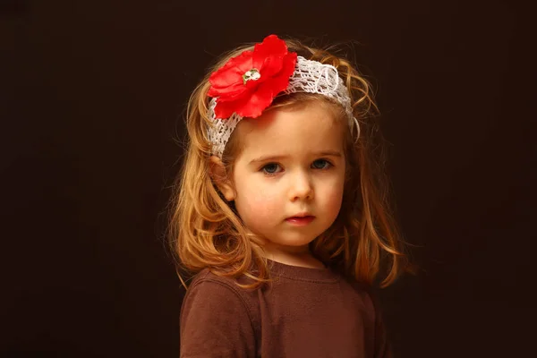Retrato Bebê Bonito Dois Anos Idade Com Uma Cabeça Flor — Fotografia de Stock