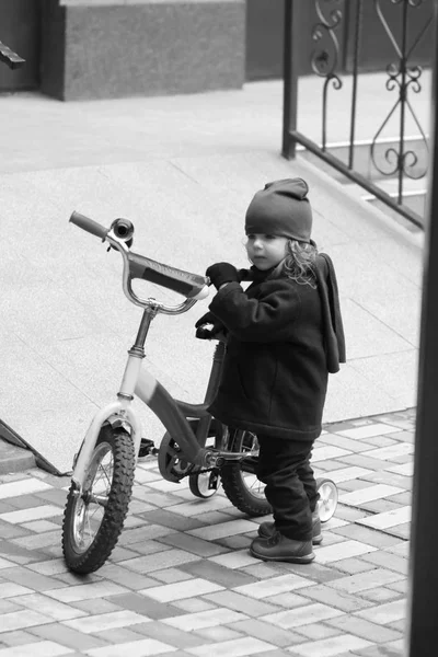 かわいい 歳の幼児の女の子の率直な通りの肖像を夢見ている兄の自転車に乗って — ストック写真