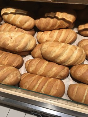 Taze pişmiş beyaz uzun somun ekmek salonu raf ekranda closeup