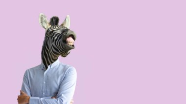 Çağdaş sanat kolaj. Komik gülen zebra başına iş gömleği insan vücudunda. Küçük resim, negatif boşluk.
