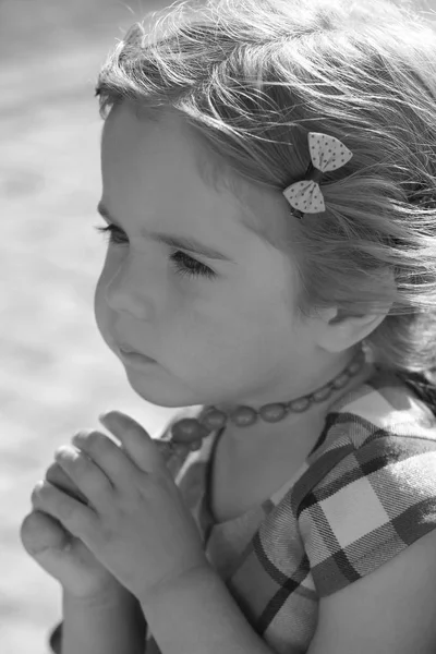 Schwarz Weiß Porträt Eines Traurigen Nachdenklichen Kleinkindes Mit Perlen — Stockfoto