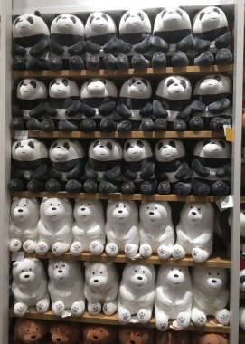 Birçok yumuşak oyuncaklar - pandalar ve Kutup ayıları Dükkanı raflar ekranda