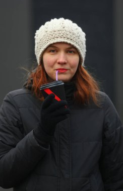 Açık havada kahve içme Kafkas kadın rahat kış elbiseler giymiş onun 30s portresi