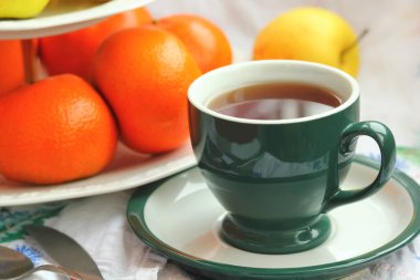 Yeşil çay ve portakal mandalina fincan natürmort. Logo için yer