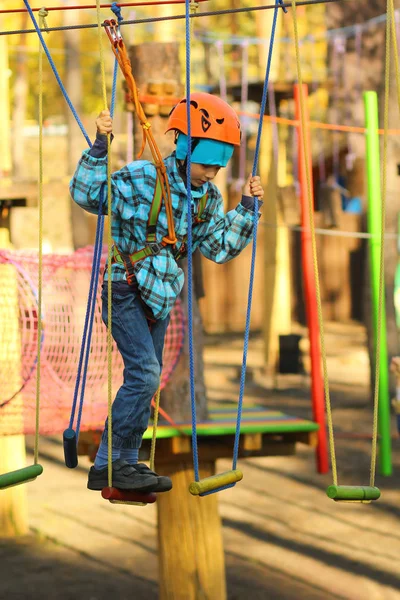 Six Year Old Boy Surmounting Obstacle Course Outdoor Rope Park — Stock Photo, Image