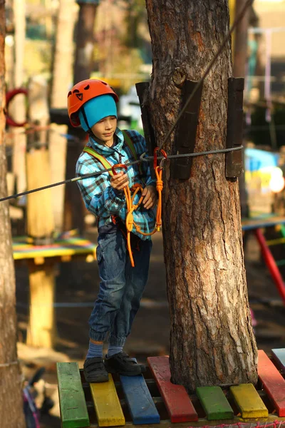 Six Year Old Boy Surmounting Obstacle Course Outdoor Rope Park — Stock Photo, Image