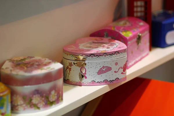 Rij Roze Tin Dozen Containers Voor Kinderen Winkel Plank Display — Stockfoto