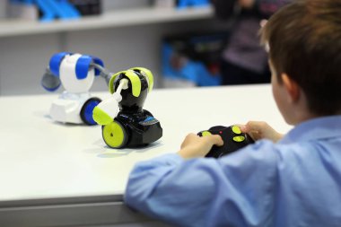 Çocuk savaş robotlar uzaktan kumanda ile oynuyor. Robotik, kök