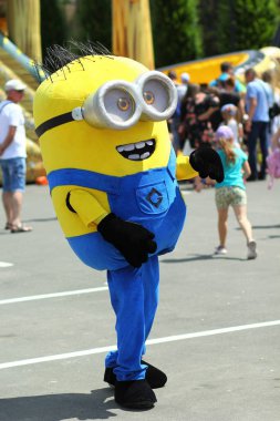 Bucha, Ukrayna-Haziran 01 2019: adam uluslararası çocuklar gün kutlama içinde Minion kostüm giyiyor