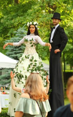 Bucha, Ukrayna - 08 Haziran 2019: Operet açık hava festivali O-Fest central parkta. Ayaklıklar üzerinde retro düğün kostümleri genç aktörler
