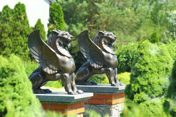 青铜翼狮子景观装饰 — 图库照片