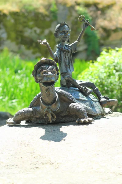 Buki Ucrânia Junho 2018 Escultura Bronze Buratino Pinóquio Com Chave — Fotografia de Stock