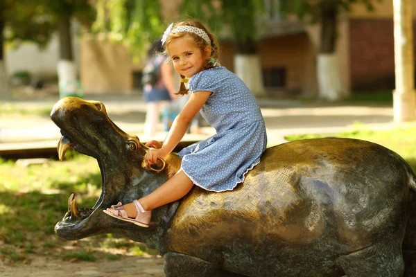 Portret Van Een Drie Jaar Oud Meisje Zomer Speeltuin — Stockfoto