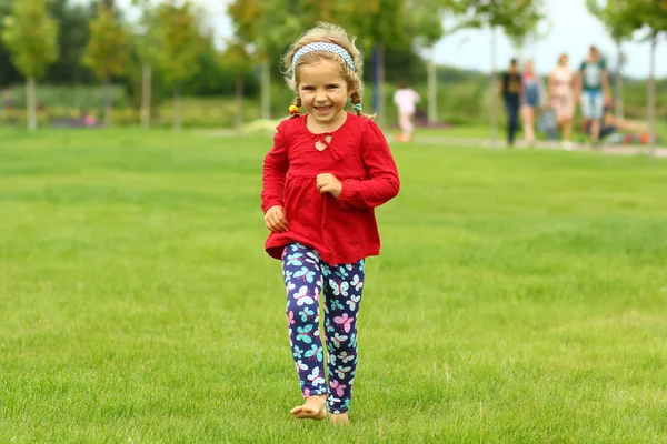 Peuter Kaukasisch Meisje Running Barefoot Het Gazon Buitenshuis — Stockfoto