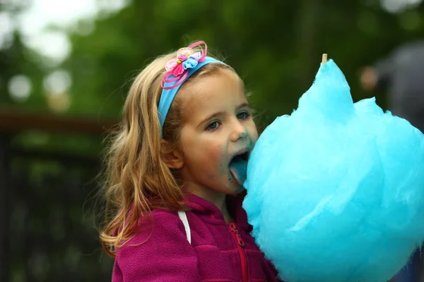 Primo Piano Ritratto Felice Bambina Mangiando Zucchero Filato Blu Brillante — Foto Stock