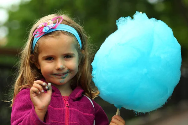 Parlak Mavi Pamuk Şeker Yiyen Mutlu Yürümeye Başlayan Kız Closeup — Stok fotoğraf