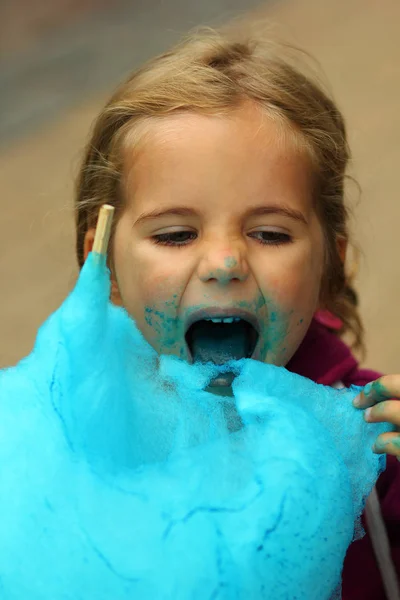 Retrato Primer Plano Niña Feliz Comiendo Dulces Algodón Azul Brillante —  Fotos de Stock