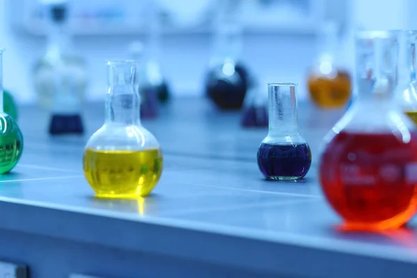 Verrerie Laboratoire Avec Des Liquides Colorés Sur Table Laboratoire Concept — Photo