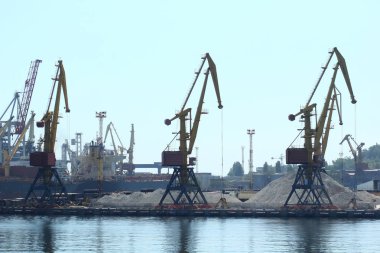 Deniz limanı ambarı, vinçler ve gemilerin endüstriyel görünümü. İthalat ihracatı, küresel lojistik konsepti.