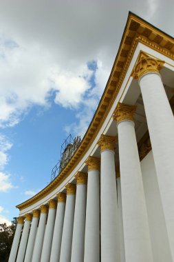 Kyiv 'deki sergi salonunun kapatılması, birçok köşe yazısı olan Sovyet binası, Stalinist mimari veya Stalinist İmparatorluk tarzı.