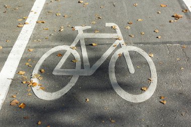 Bisiklet asfalt şeridi çizimine yakın çekim 