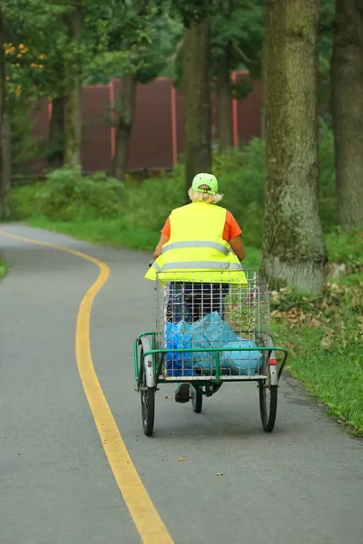 Hausmeister Uniform Fährt Fahrrad Mit Einkaufswagen Und Sammelt Müll Stadtpark — Stockfoto