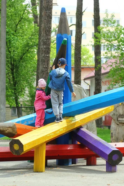 Oğlan Kız Şehir Parkındaki Çocuk Parkında Dev Renkli Tahta Kalemlere — Stok fotoğraf