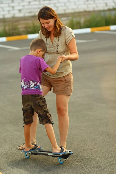 Mutter Bringt Ihrem Sohn Skateboardfahren Bei — Stockfoto